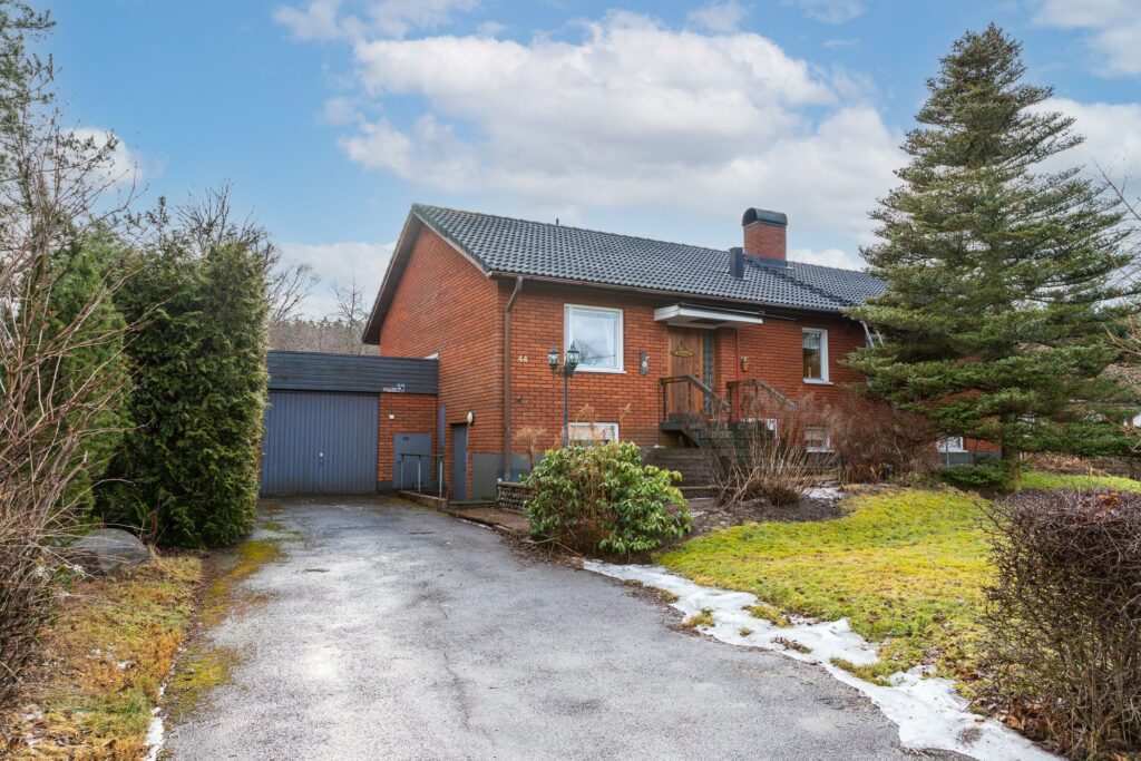 Inkoppling av belysning med rörelsevakt i 2plans hus, Sveddvägen, Uppsala Sunnersta